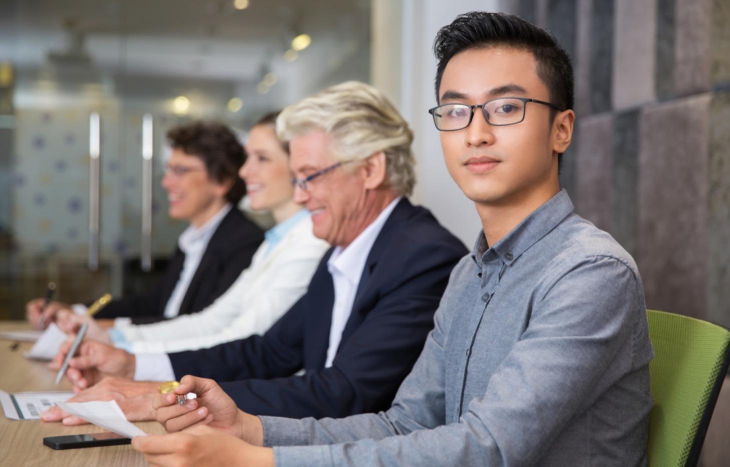 Sesión práctica de análisis financiero con documentos y calculadora